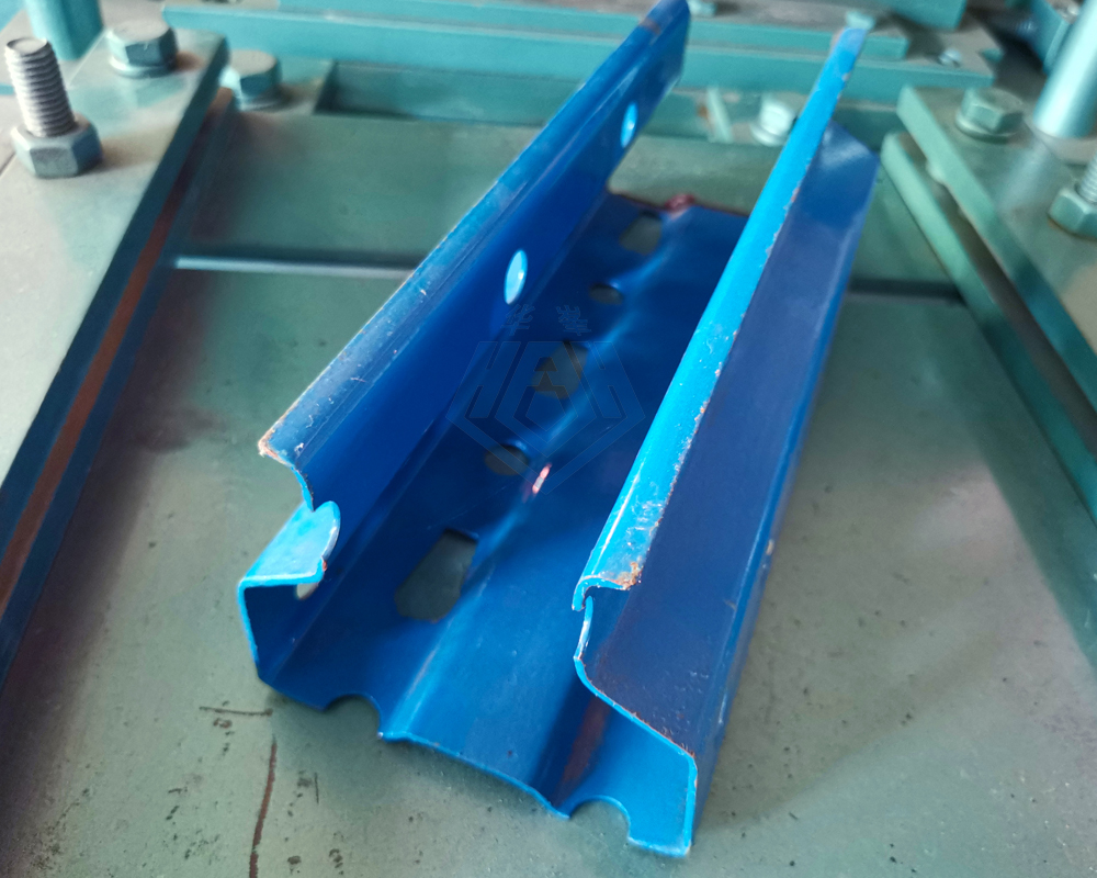 貨架立柱設(shè)備